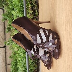 L.A.M.B. TAMMY Peep toe Heels in Brown, Size 9.